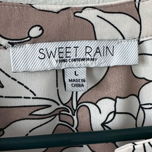 Sweet Rain Floral Button-Up Blouse in Brown and White - Picture 4 of 4